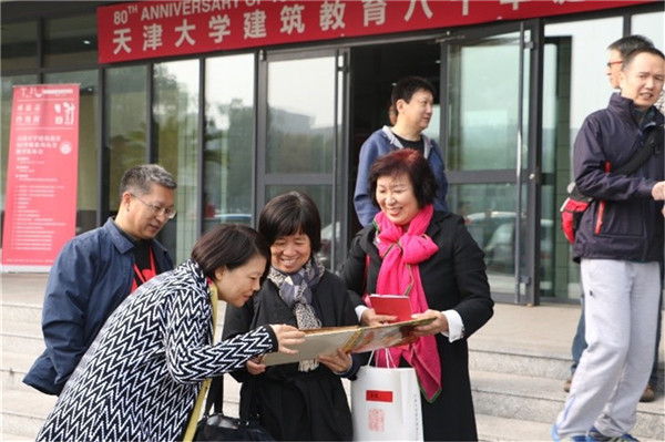 校友传阅纪念册(李长清 摄) 校友传阅纪念册(李长清 摄)