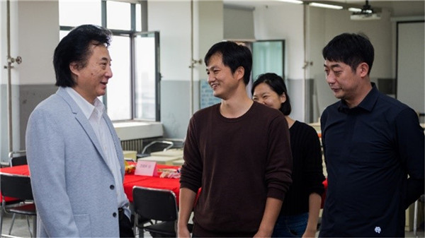 张颀院长与年轻校友交谈(丁宇 摄) 张颀院长与年轻校友交谈(丁宇 摄)