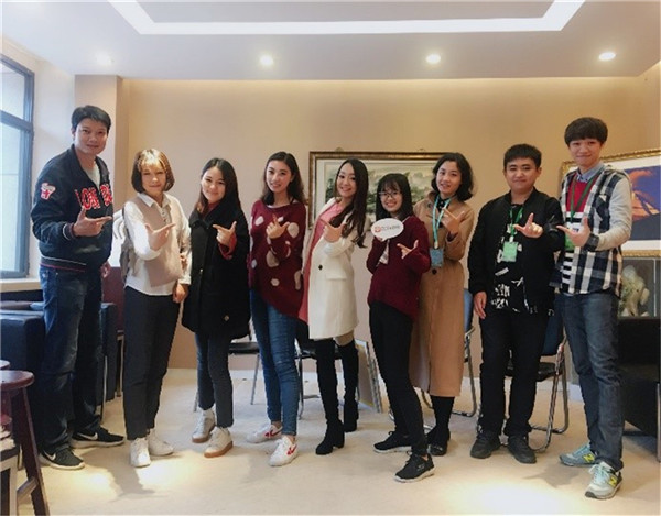 庆典直播主持人和部分幕后工作师生合影(盛明洁 供) 庆典直播主持人和部分幕后工作师生合影(盛明洁 供)