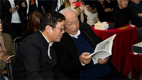 新书发布会上,彭一刚院士与崔愷院士交流(丁宇 摄) 新书发布会上,彭一刚院士与崔愷院士交流(丁宇 摄)