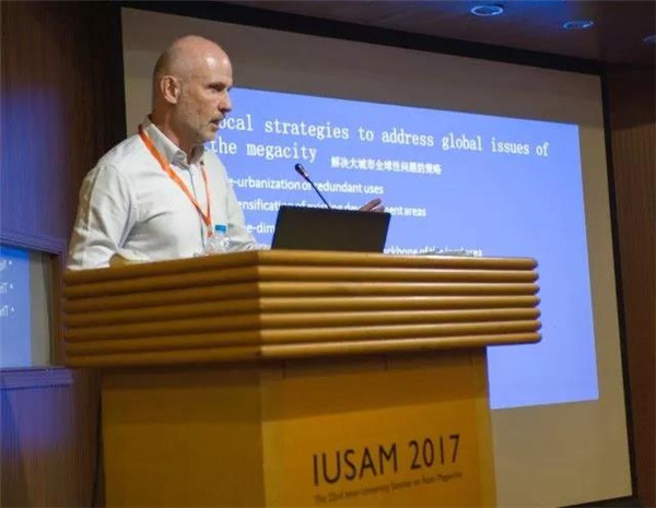 北京大学Zacharias教授发表主题演讲 北京大学Zacharias教授发表主题演讲