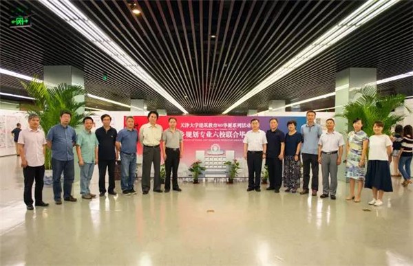 嘉宾及学生合影 嘉宾及学生合影