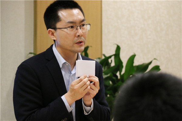 项目负责人党睿代表课题组向专家进行汇报 项目负责人党睿代表课题组向专家进行汇报